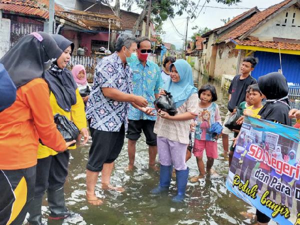 SDN Tirto 01 Serahkan Bantuan ke 156 Siswa yang Kebanjiran