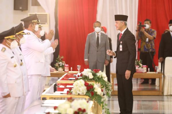 Ganjar Ingatkan Pesan Soekarno Pada Bupati/Wali Kota Baru : Kekuasaan Hanya Milik Rakyat