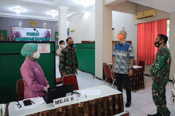 Cek Vaksinasi TNI, Ganjar Minta Masyarakat Sabar dan Antri untuk Giliran Vaksinasi