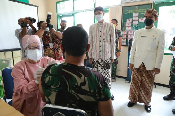 Anggota TNI Tegang Saat akan Divaksin, Candaan Ganjar : Pilih Disuntik Apa Dikirim Perang?