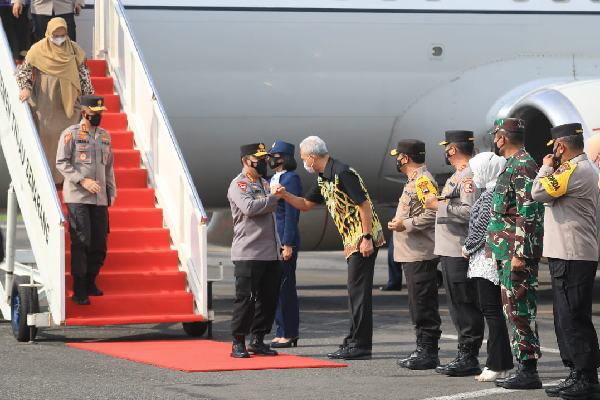 Acungi Jempol Program Vaksinasi Jateng, Kapolri : Warga Ikut Vaksinasi Atas Kemauan Sendiri