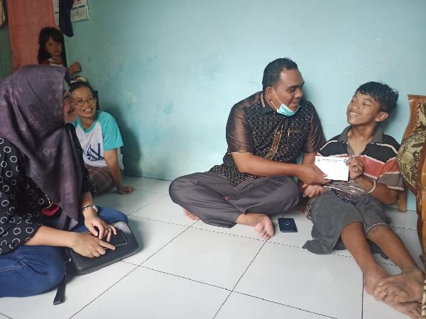 Pasangan Anggota DPRD Kunjungi Rumah Gading, Support Difabel yang Jualan Keliling di Alun Alun  Kajen