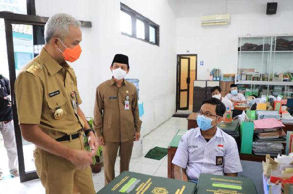 Sidak Sekolah, Ganjar dan Gibran Temukan Guru Tak Bermasker