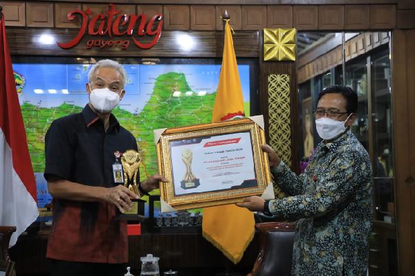 Jadi Provinsi Terbaik se Indonesia, Ganjar Terima Tiga Piala dari Kepala OJK