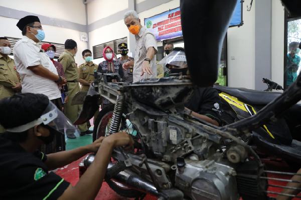 Dikira Ganjar Mau Ngaji, Ternyata Santri Ponpes Al-Hidayah Ini Perbaiki Motor Pakai Sarung dan Peci