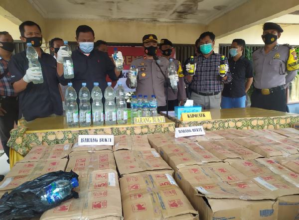 Gerebek Gudang Miras, Polisi Sita Ribuan Botol Ciu
