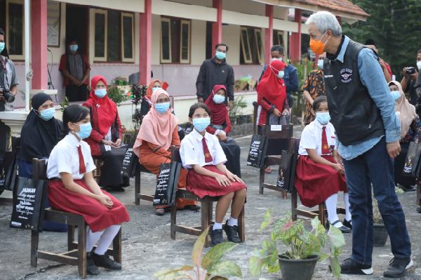 Kado Terindah dari Ganjar Untuk Pelajar Desa Terpencil Magelang di Hari Pendidikan Nasional