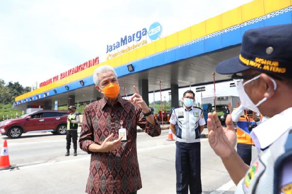 Pantau Penyekatan di Tol Kalikangkung, Ganjar Prediksi Malam Ini dan Besok Puncak Mudik