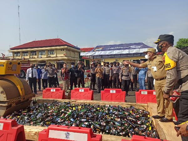 Ribuan Botol Berisi Miras Berbagai Merk Dimusnahkan