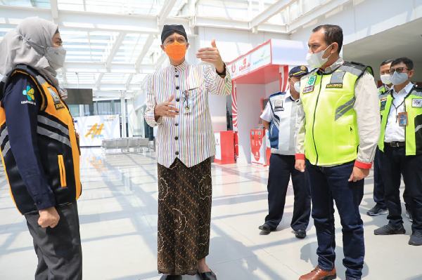 Penumpang Positif Covid Lolos Terbang, Ganjar Minta Prosedur Pemeriksaan di Bandara Ahmad Yani Diperbaiki