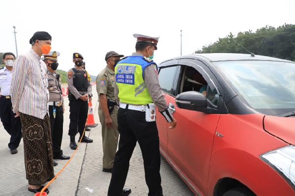 Melintas di Gerbang Tol Kalikangkung, Pengemudi Ini Diinterogasi oleh Ganjar