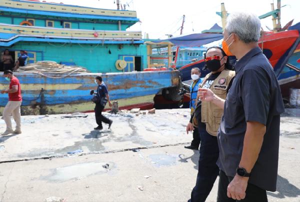 Cek Pelabuhan Tegal, Ganjar Pastikan Nelayan dan ABK Dites Kesehatan