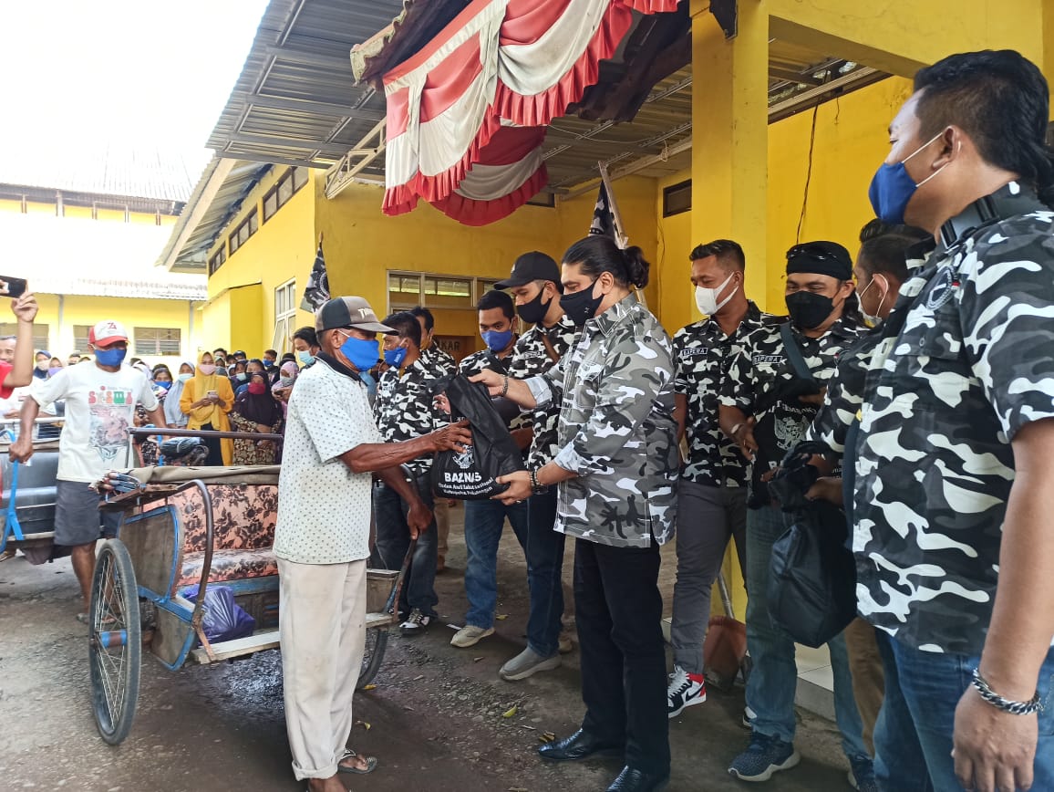 Bapera Bagikan Ratusan Bingkisan Lebaran kepada Tukang Becak, Juru Parkir dan Ojek