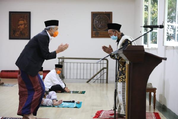 Pandemi,  Ganjar Laksanakan Salat Ied di Rumah Dinas dan Gelar Open House Virtual