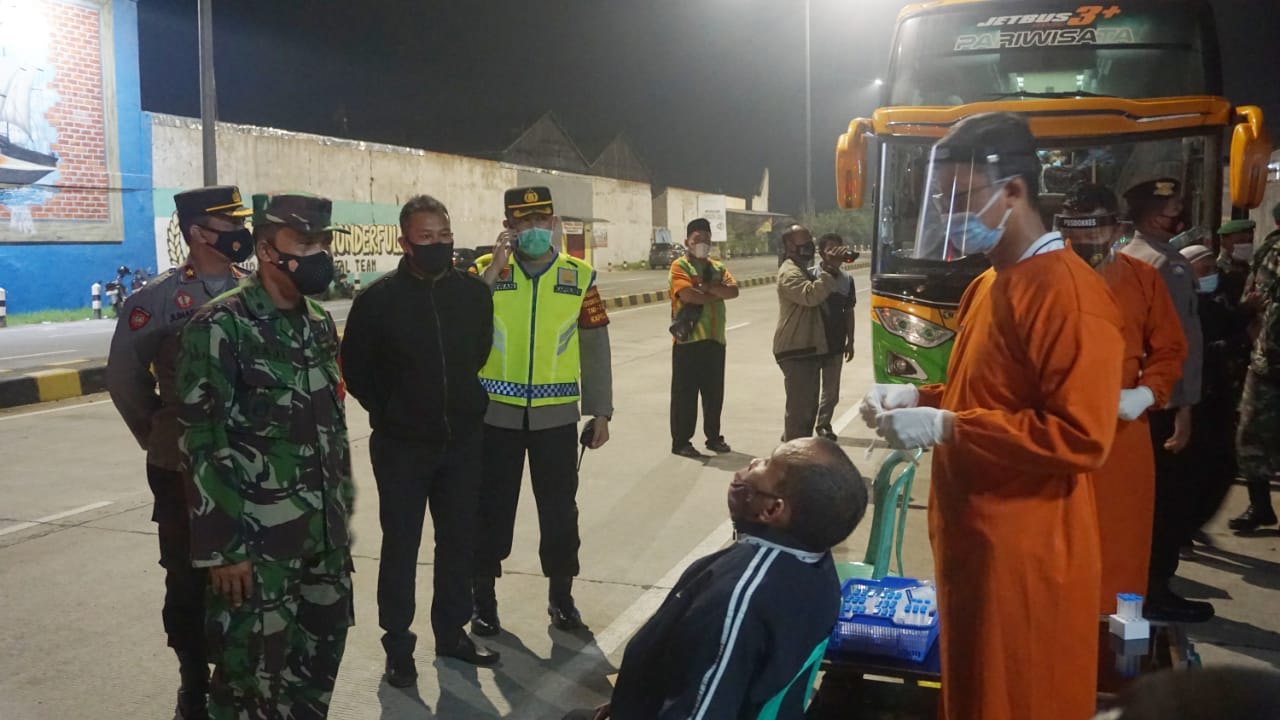 Peziarah dari Luar Kota Dites Swab Sebelum Masuk Kota Pekalongan