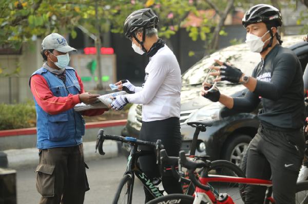 Ganjar Ajak Gus Miftah Sepedaan, Sosialisasi Prokes Keluar Masuk Pasar dan Kampung