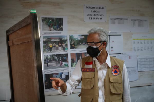 Satu RT Dilockdown, Warga Satu Desa Ikut Membantu