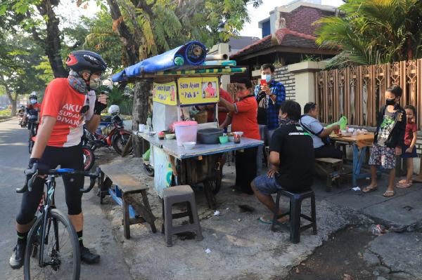 Ganjar Sweeping Warung, Bubarkan Warga yang 'Ngeyel' Makan di Tempat