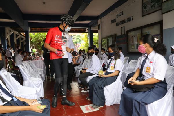 Siswa Semangat Ikut Vaksin COVID-19, Ganjar : Mudah-mudahan Anak-anak Kita Amankan