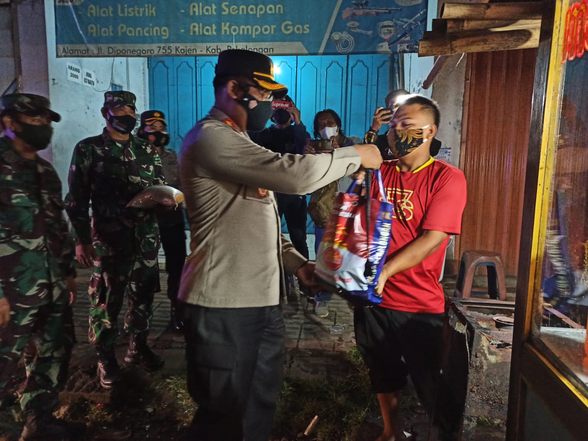 Patroli Skala Besar, Pedagang Kaget Dapat Bantuan