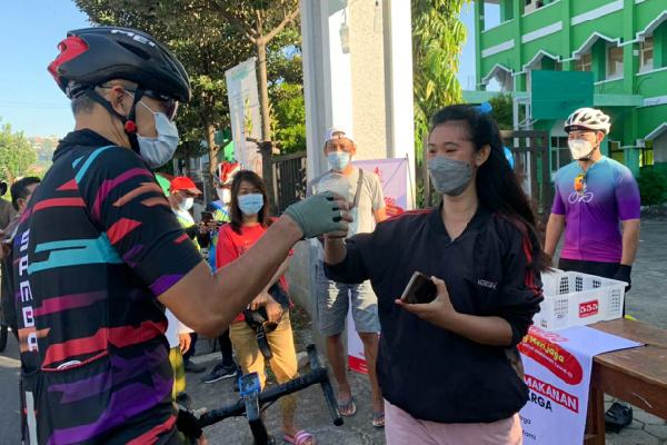 Ganjar Borong Dagangan PKL dan Bagikan Makanan ke Warga