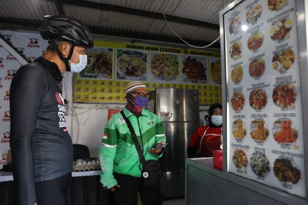 Warung Bubur Ayam Ini Gratiskan Makanan untuk Pasien Covid, Ganjar Ikut Borong untuk Dibagi