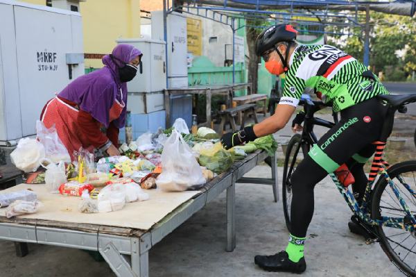 Sambil Sepedaan, Ganjar Larisi Dagangan Pedagang Sayur dan Pisang Keliling