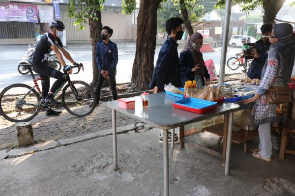 Ganjar Pergoki Mahasiswa Polines sedang Datangi PKL, Ternyata Ini yang Mereka Lakukan