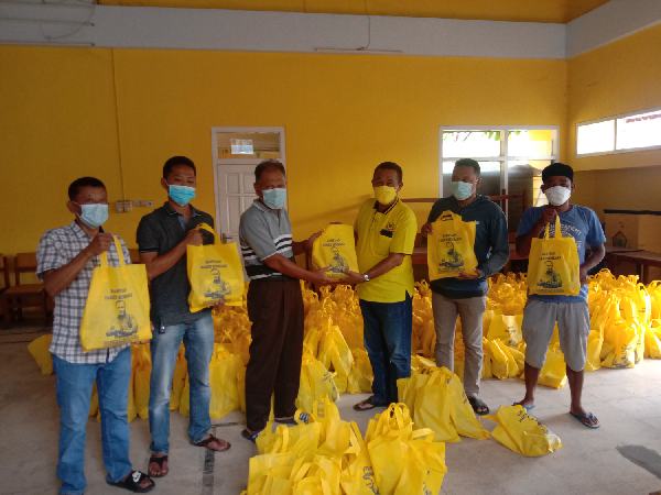 DPD II Partai Golkar Batang Bagikan 1.500 Paket Sembako untuk Warga Terdampak PPKM