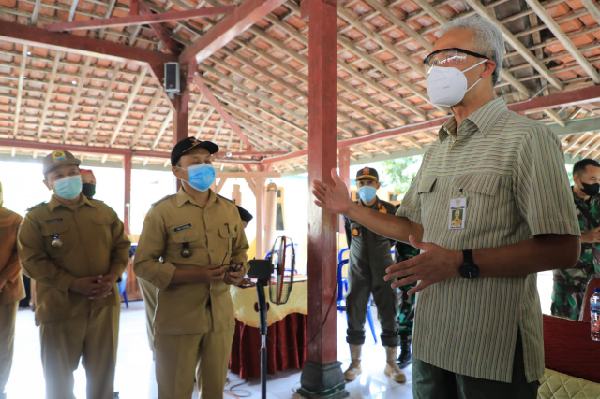 Ganjar Temukan Perangkat Desa dan Karyawan SPBU Dapat BST