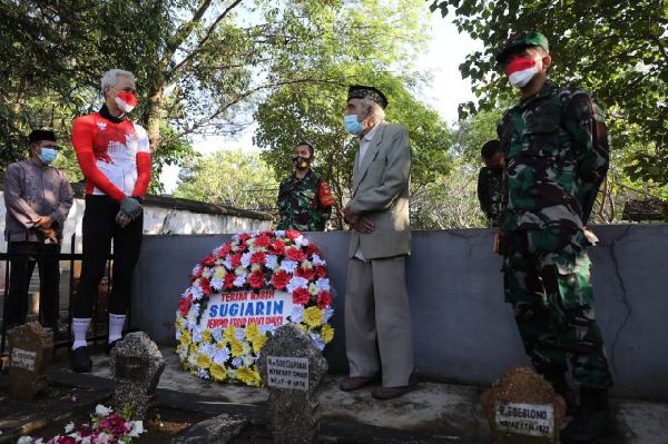 Ziarah ke Makam Soegiarin, Ganjar Kenang Perjuangan Jurnalis yang Viralkan Kemerdekaan Indonesia