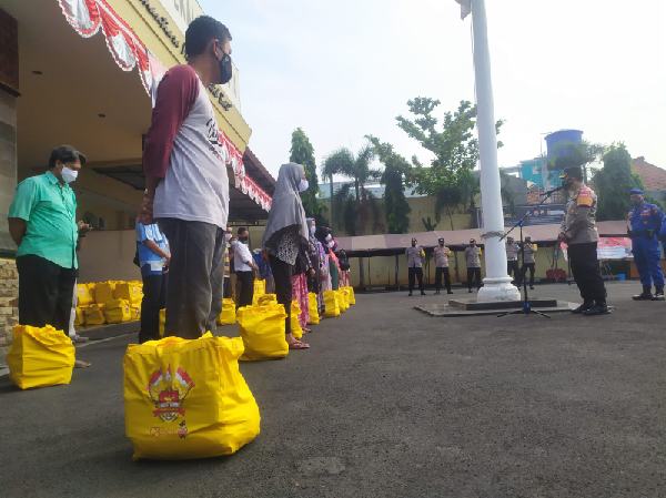 Alumni Akpol 1993 Berbagi Bansos untuk Warga Terdampak Covid di Kota Pekalongan