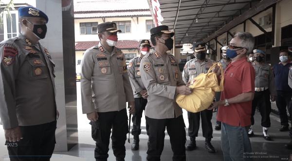 Alumni Akpol 1993 Bagikan 500 Paket Sembako ke Warga Batang Terdampak Pandemi Covid-19