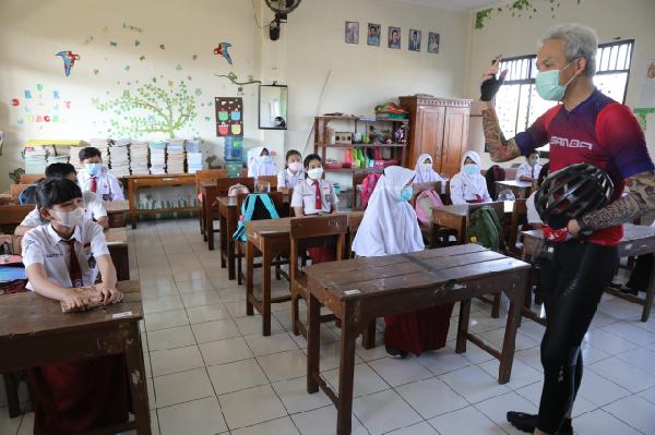 Anak-anak Mulai Terbiasa Kelas Bergiliran, Ganjar : Anak-anak Riang Gembira