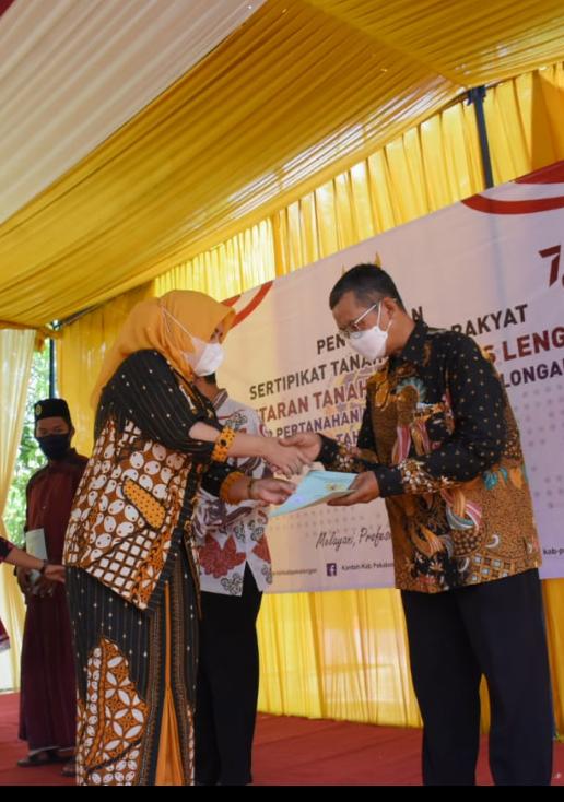 Bupati Fadia Serahkan 816 Sertifikat kepada Masyarakat Desa Silirejo