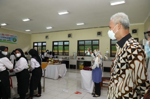 Temukan Pelanggaran Prokes saat Sidak Sekolah, Ganjar : Perbaiki Sekarang Atau Kembali Daring!