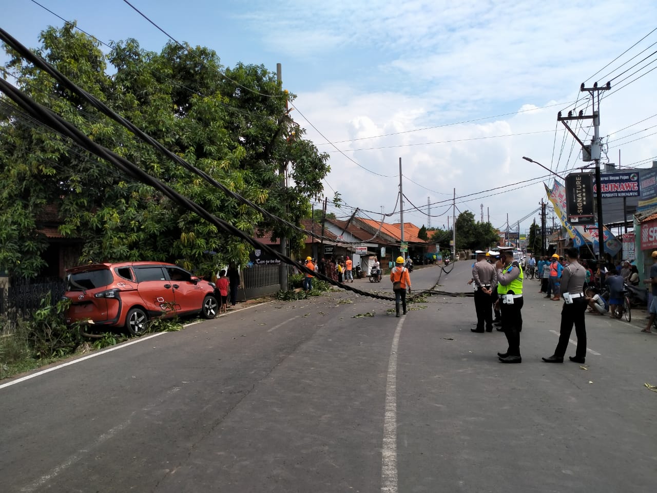 Sienta Tabrak Beat dan Tiang Listrik Hingga Ambruk