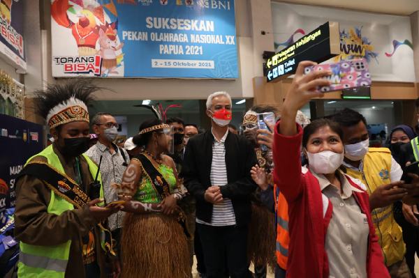 Turun di Terminal Kedatangan Umum, Ganjar Disambut Drawa dan Putra-Putri Papua