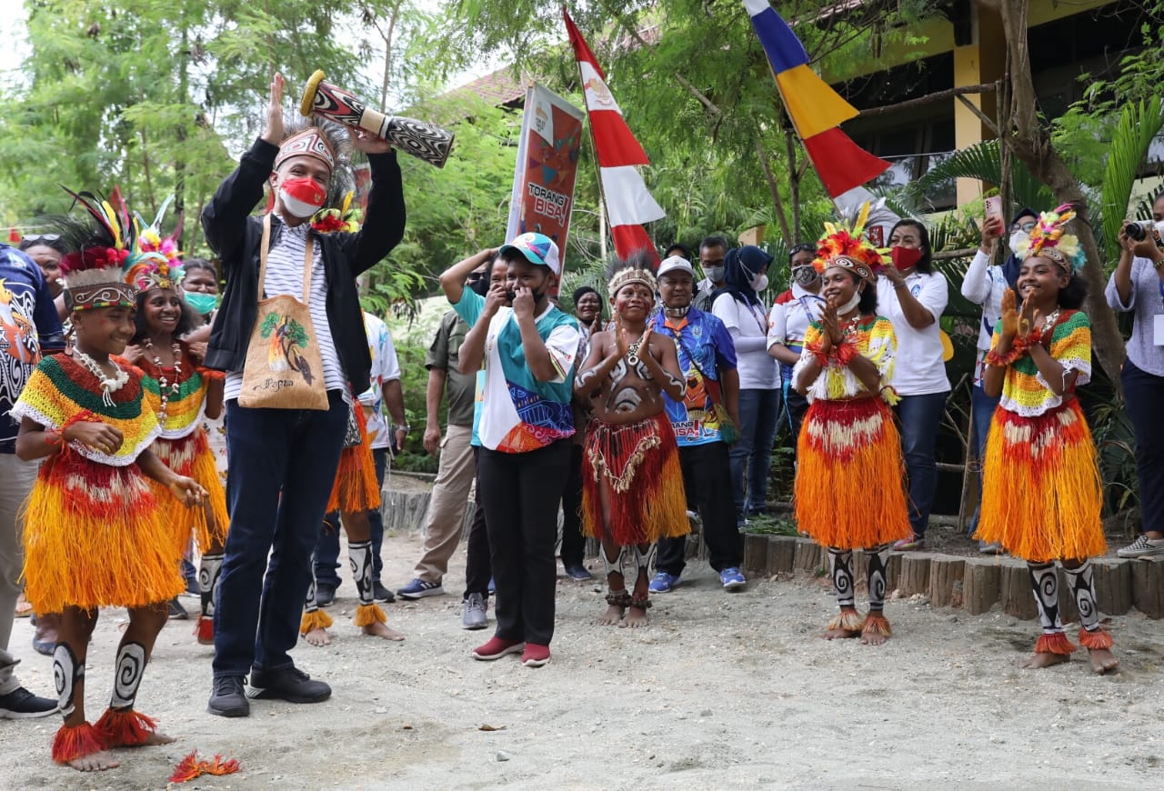 Berani Ajak Nari Burure, Bocah Papua Ini Langsung Dihadiahi Ganjar Sepeda