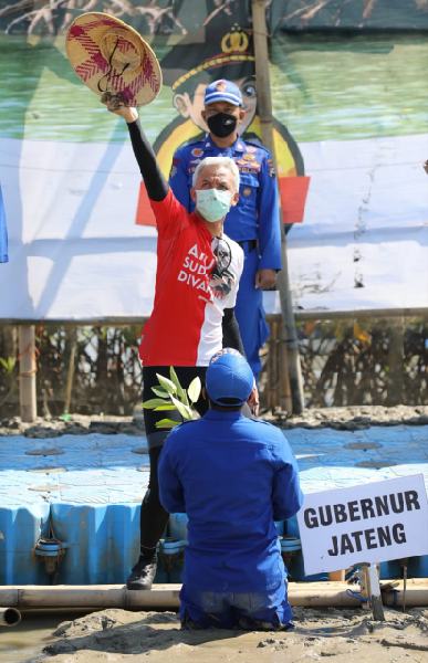 Selamatkan Bumi dan Kemanusiaan, Ganjar Gaspol Tanam Mangrove