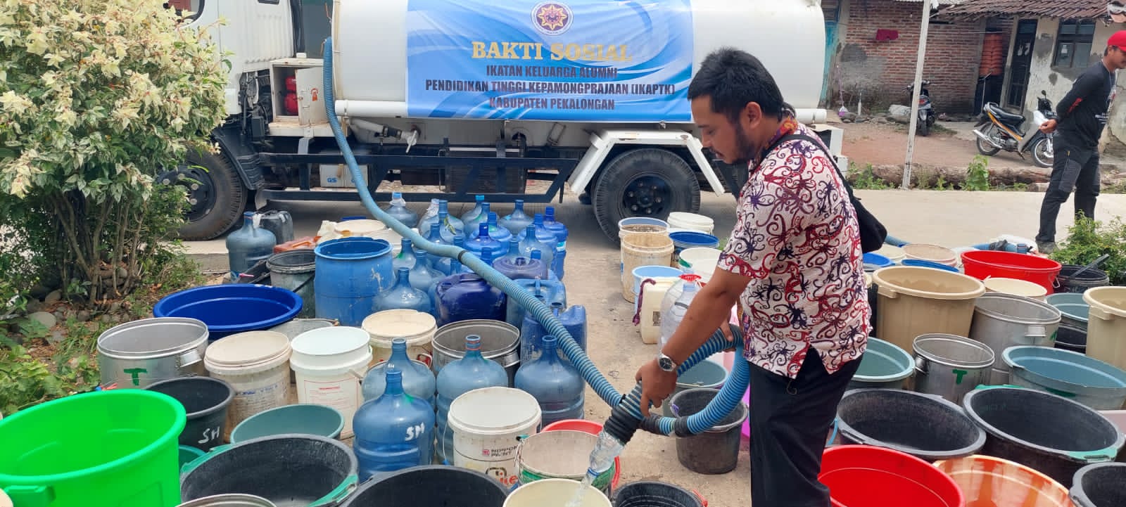 Bantuan Warga Kesulitan Air Terus Mengalir