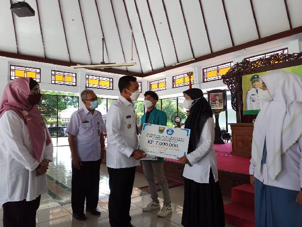 Mantap, Pemkab Berikan Beasiswa Pelajar Senilai Rp389 Juta