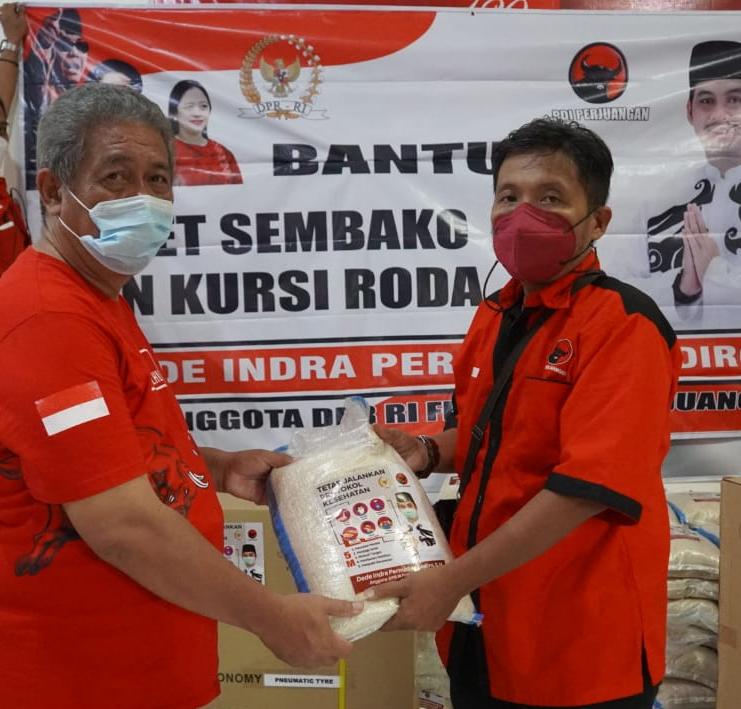 Sumpah Pemuda, Dede Bagikan Sembako dan Kursi Roda