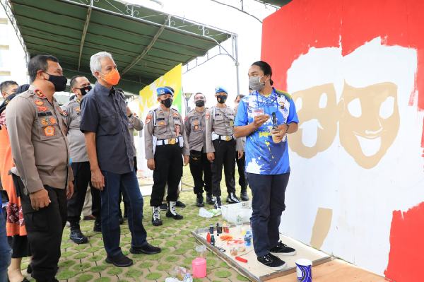 Angelia, Pemural Cilik Ini Grogi Saat Menggambar Ditonton Ganjar