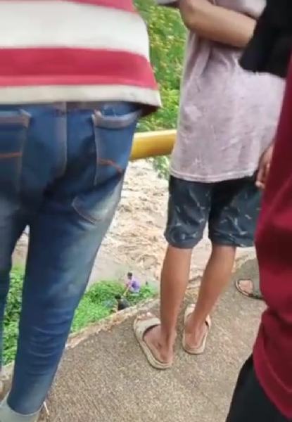 Asyik Mandi, Dua Pemuda Terseret Arus Sungai