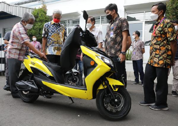 Kembali Pamerkan Motor Listrik Buatan Jateng, Ganjar : Keren dan Designnya Bagus