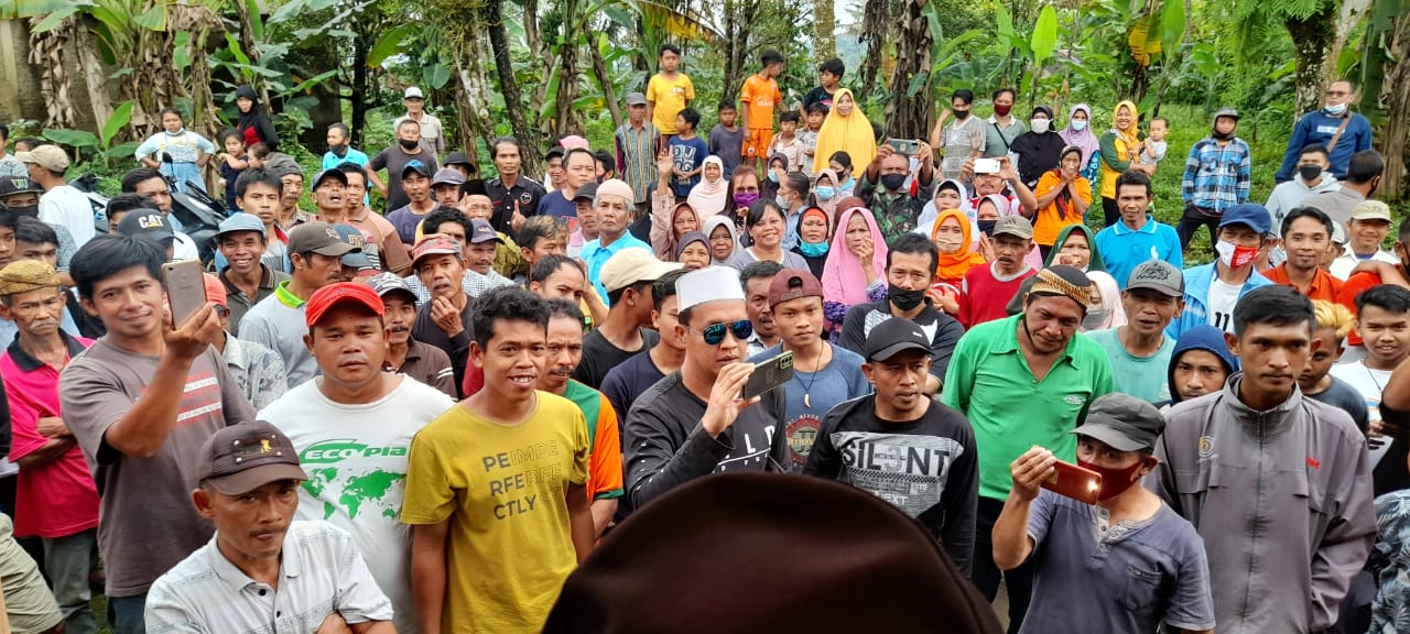 Kades Diduga Hamili Warganya, Ratusan Warga Gruduk Balaidesa Jolotigo