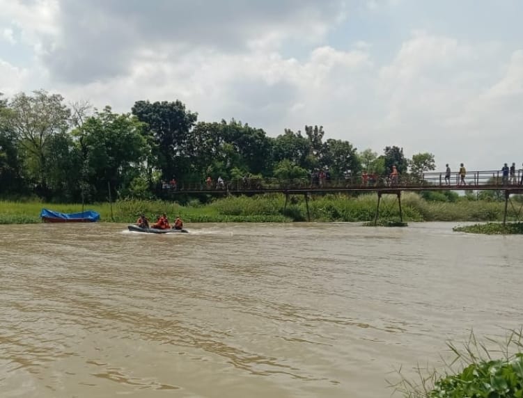 Pedagang Nekad Jeburkan Diri di Sungai dari Jembatan Glotak Desa Depok