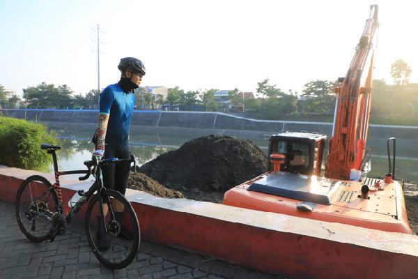 Antisipasi Banjir, Ganjar Cek Pengerukan Sedimentasi dan Rumah Pompa di Sekitar Kanal Banjir Barat