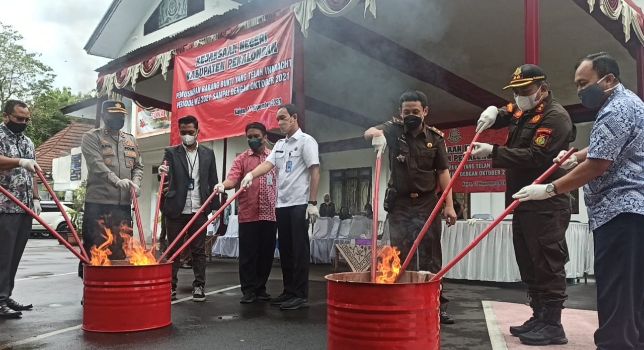Kejari Kabupaten Pekalongan Musnahkan BB 36 Perkara Inkcraht